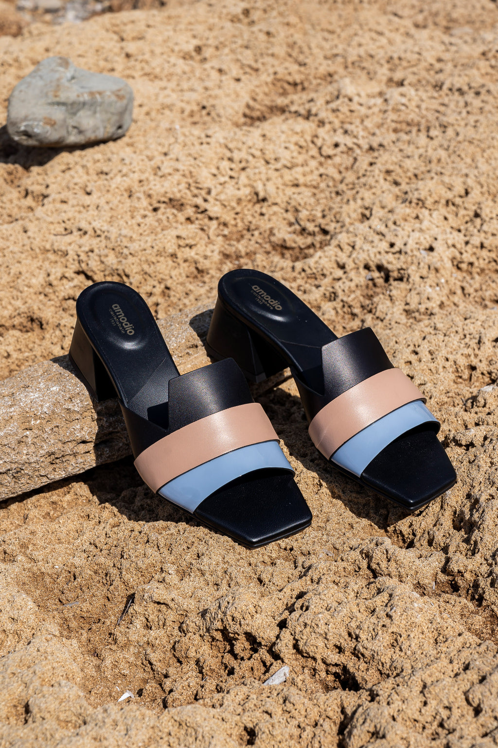 Ciabatta Nera in Pelle con Dettaglio Blu e Beige